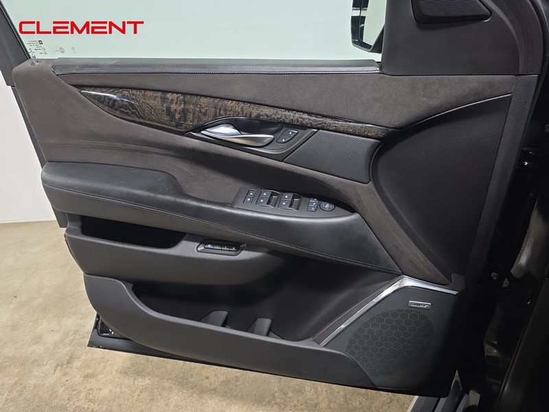 Cadillac Escalade ESV Vehicle Full-screen Gallery Image 25