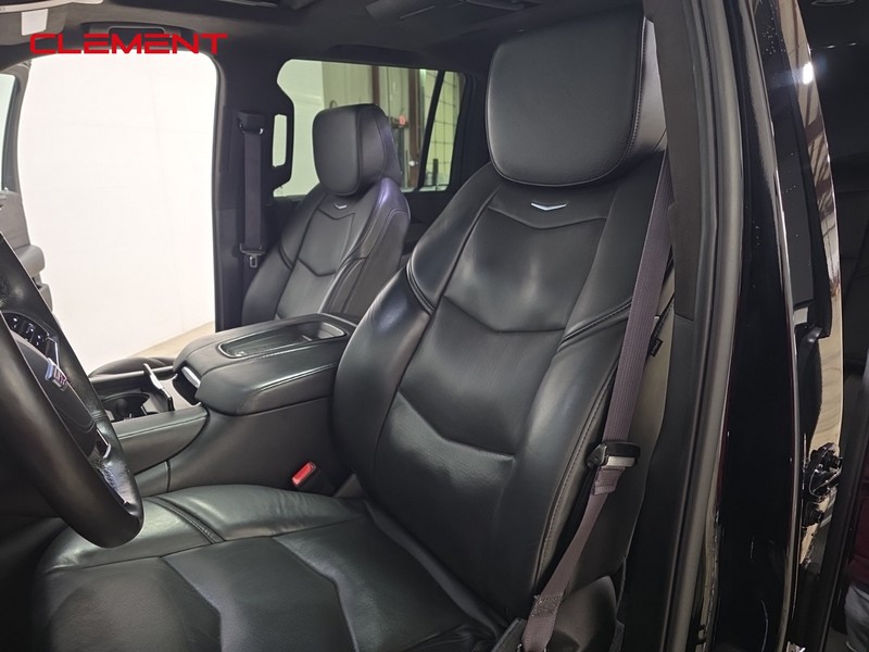 Cadillac Escalade ESV Vehicle Full-screen Gallery Image 27