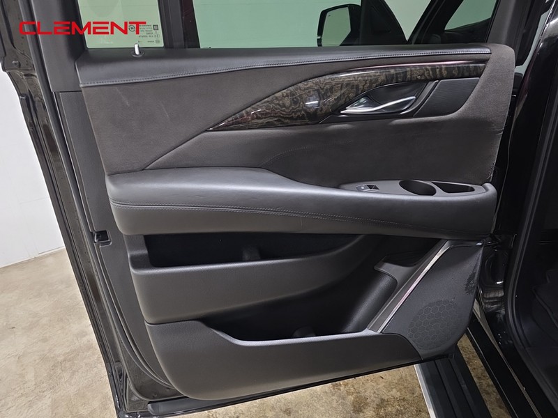 Cadillac Escalade ESV Vehicle Full-screen Gallery Image 28