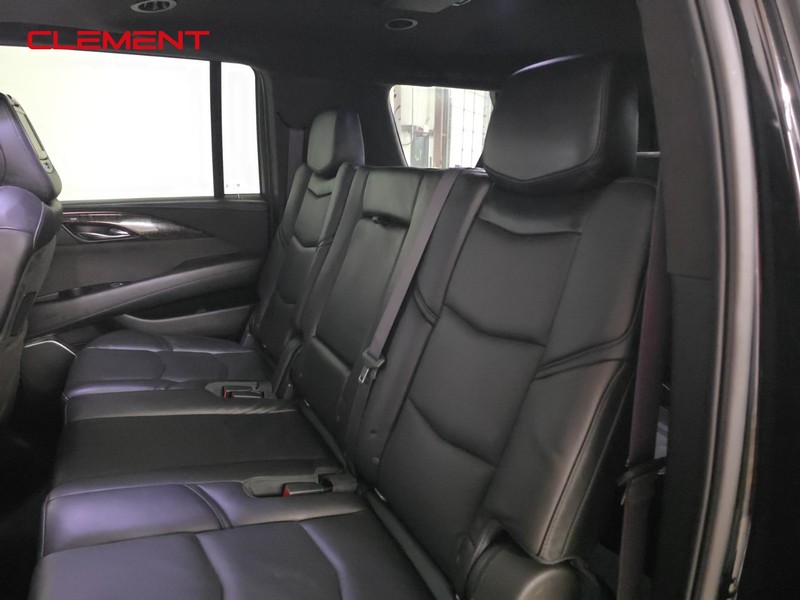 Cadillac Escalade ESV Vehicle Full-screen Gallery Image 30