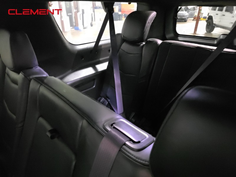 Cadillac Escalade ESV Vehicle Full-screen Gallery Image 31