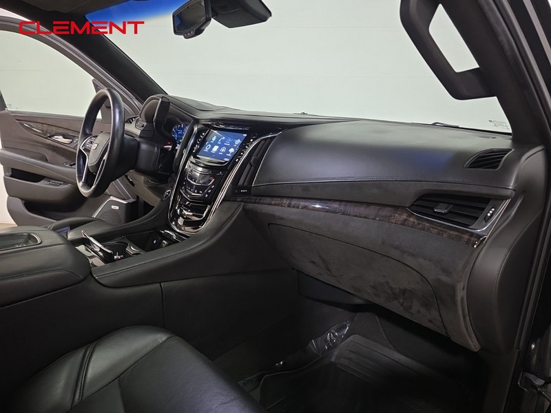 Cadillac Escalade ESV Vehicle Full-screen Gallery Image 35