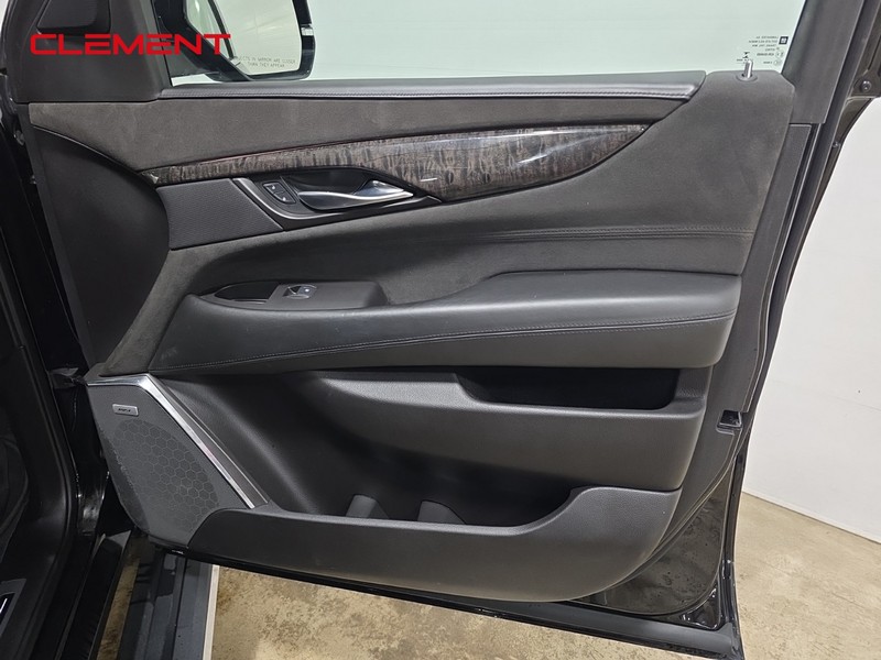 Cadillac Escalade ESV Vehicle Full-screen Gallery Image 36