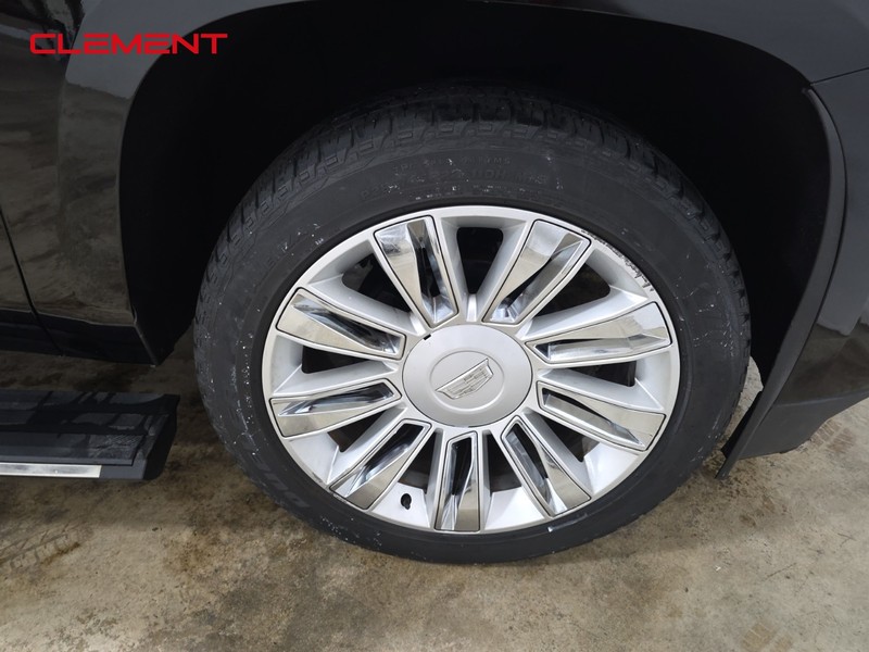 Cadillac Escalade ESV Vehicle Full-screen Gallery Image 37