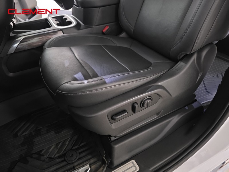 Chevrolet Silverado 1500 Vehicle Full-screen Gallery Image 24