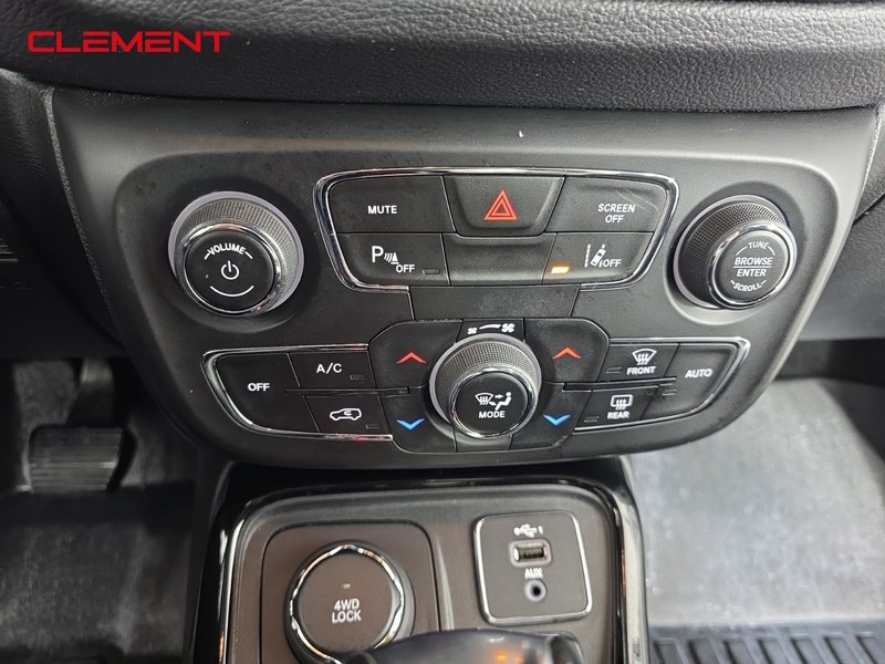 Jeep Compass Vehicle Full-screen Gallery Image 18