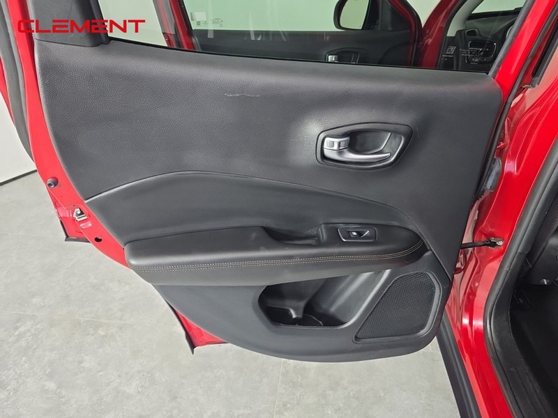 Jeep Compass Vehicle Full-screen Gallery Image 24