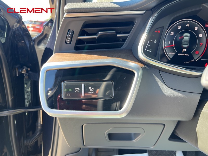 Audi A6 Sedan Vehicle Full-screen Gallery Image 10