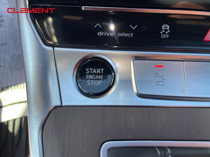 Audi A6 Sedan Vehicle Full-screen Gallery Image 11