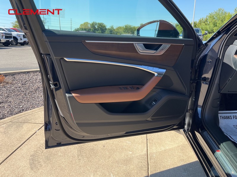 Audi A6 Sedan Vehicle Full-screen Gallery Image 29