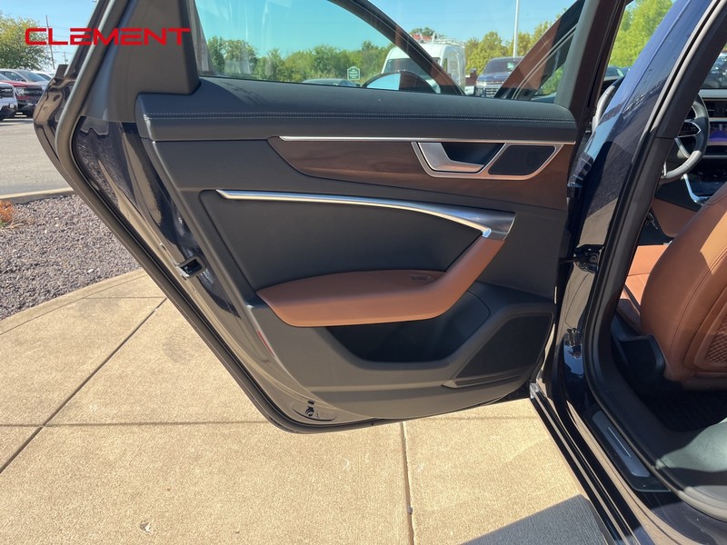 Audi A6 Sedan Vehicle Full-screen Gallery Image 35