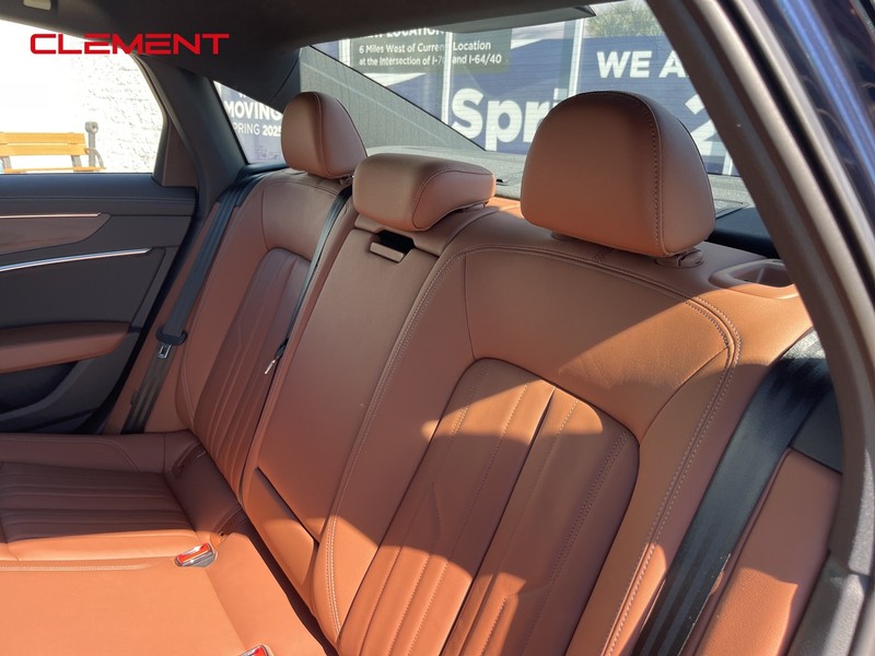 Audi A6 Sedan Vehicle Full-screen Gallery Image 38