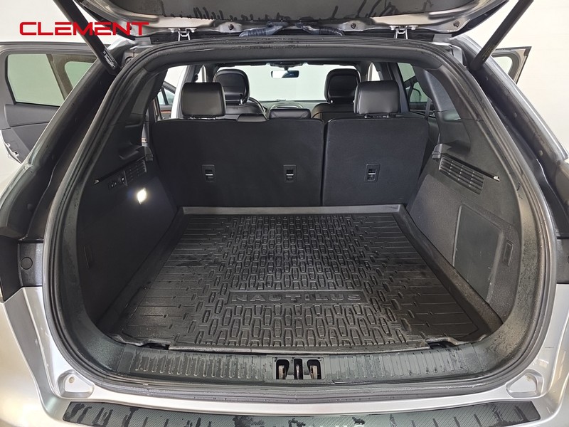 Lincoln Nautilus Vehicle Full-screen Gallery Image 11