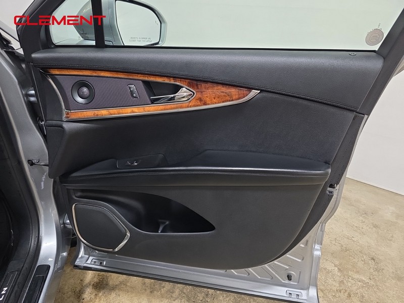 Lincoln Nautilus Vehicle Full-screen Gallery Image 36