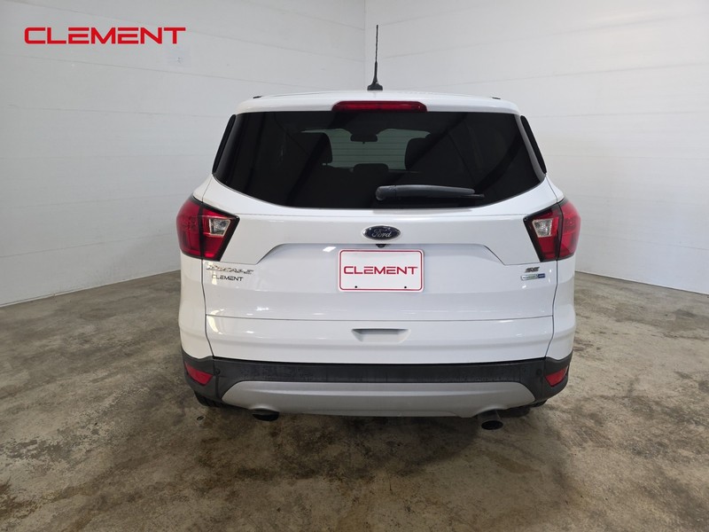 Ford Escape Vehicle Full-screen Gallery Image 6