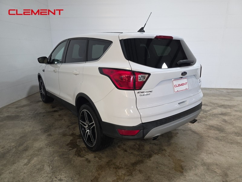 Ford Escape Vehicle Full-screen Gallery Image 7