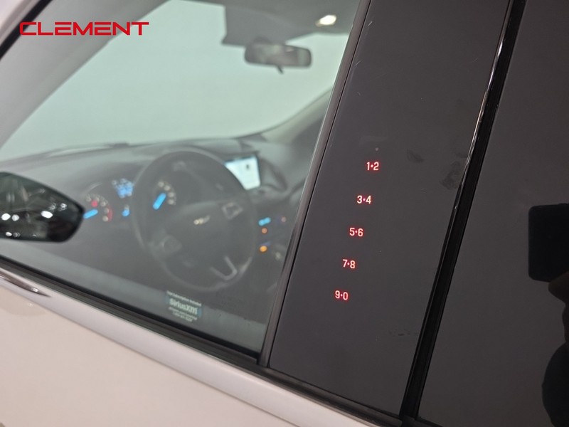 Ford Escape Vehicle Full-screen Gallery Image 8