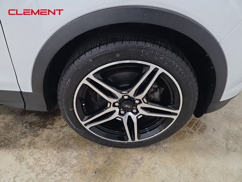 Ford Escape Vehicle Full-screen Gallery Image 33