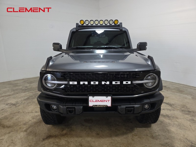 Ford Bronco Vehicle Full-screen Gallery Image 2