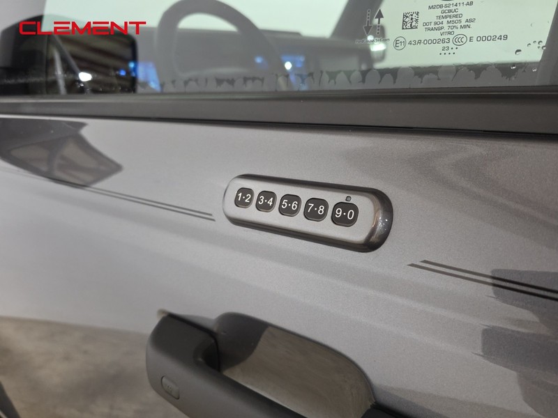 Ford Bronco Vehicle Full-screen Gallery Image 10