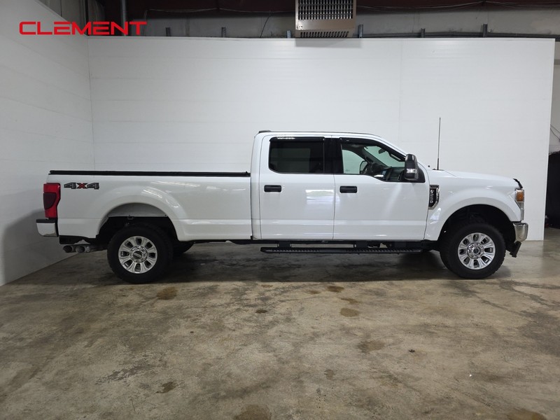 Ford Super Duty F-250 SRW Vehicle Full-screen Gallery Image 4