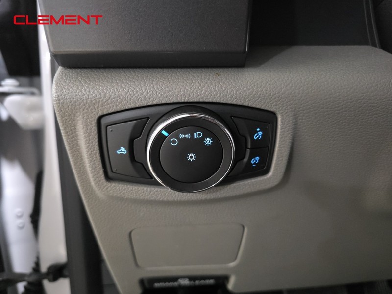 Ford Super Duty F-250 SRW Vehicle Full-screen Gallery Image 11