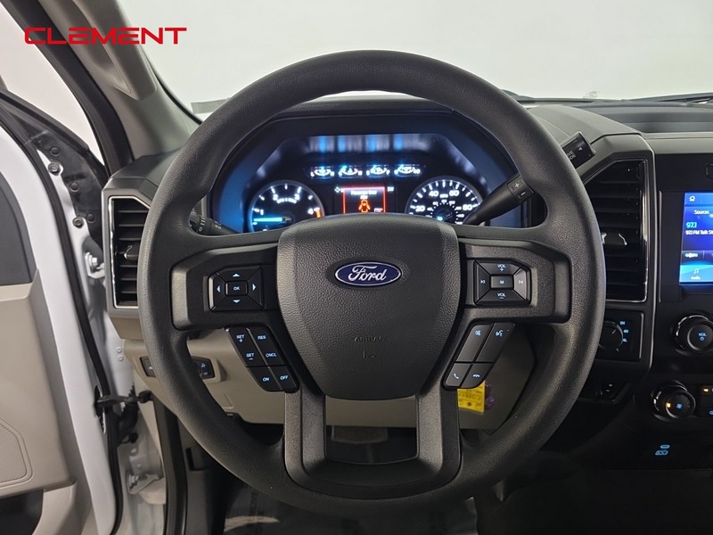 Ford Super Duty F-250 SRW Vehicle Full-screen Gallery Image 12