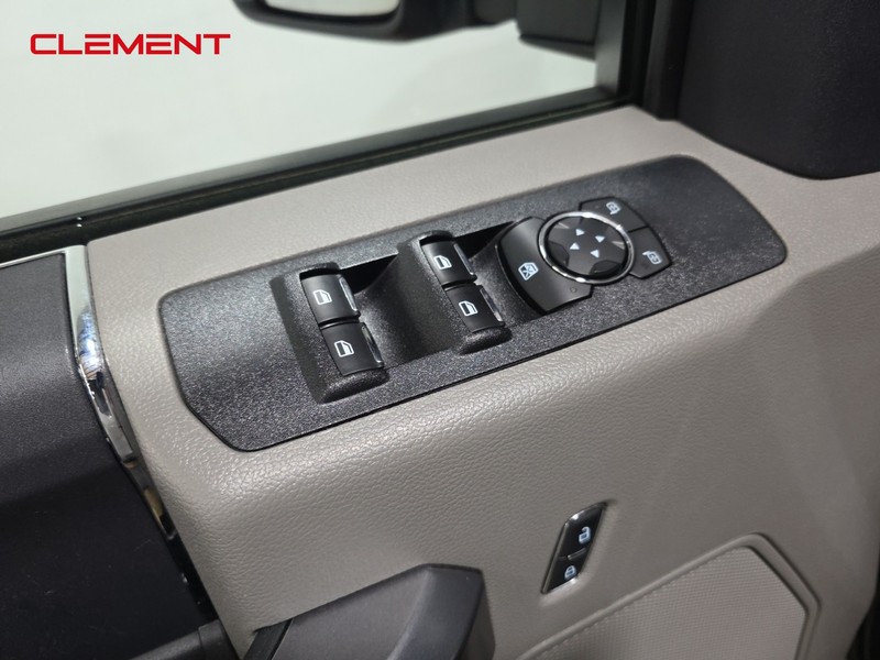 Ford Super Duty F-250 SRW Vehicle Full-screen Gallery Image 21