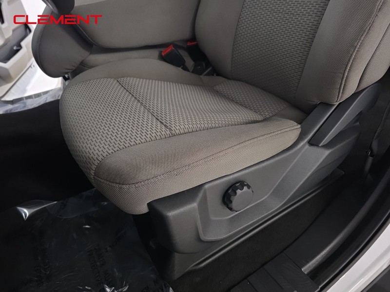 Ford Super Duty F-250 SRW Vehicle Full-screen Gallery Image 23