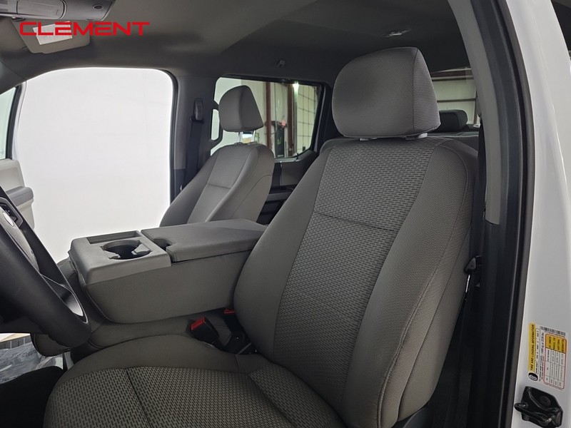 Ford Super Duty F-250 SRW Vehicle Full-screen Gallery Image 24