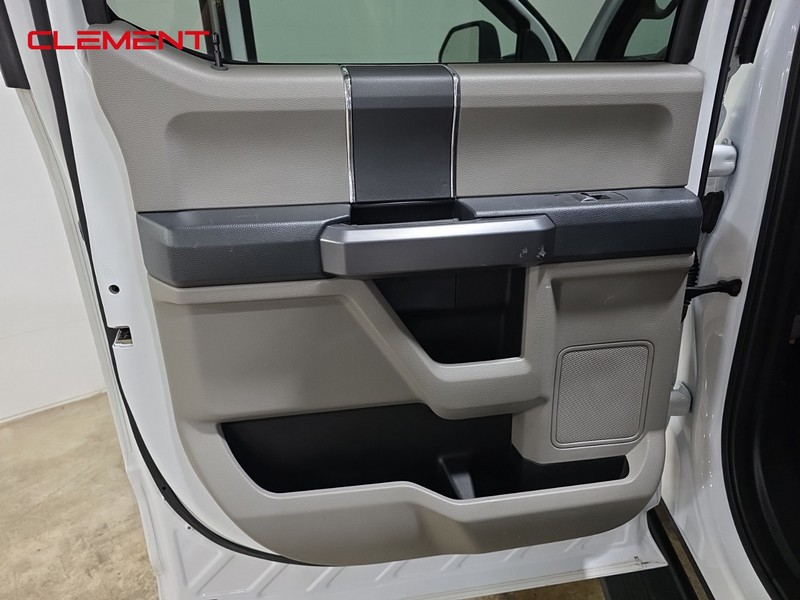 Ford Super Duty F-250 SRW Vehicle Full-screen Gallery Image 25