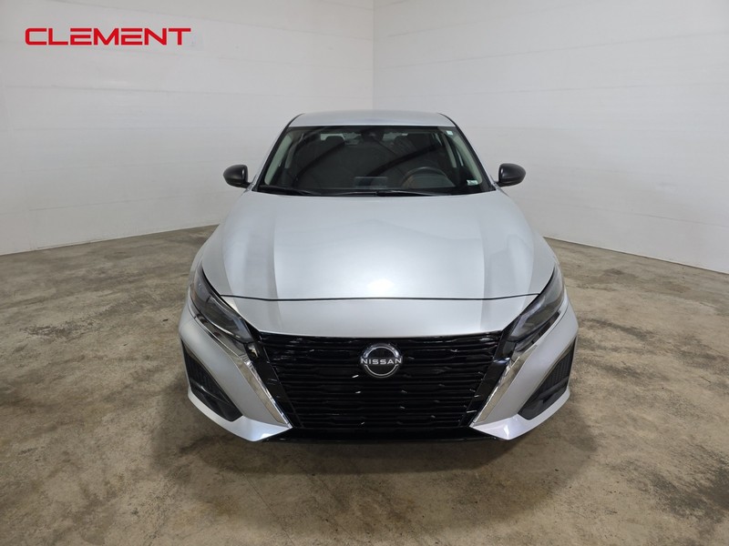 Nissan Altima Vehicle Full-screen Gallery Image 2