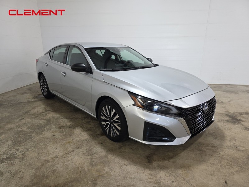 Nissan Altima Vehicle Full-screen Gallery Image 3