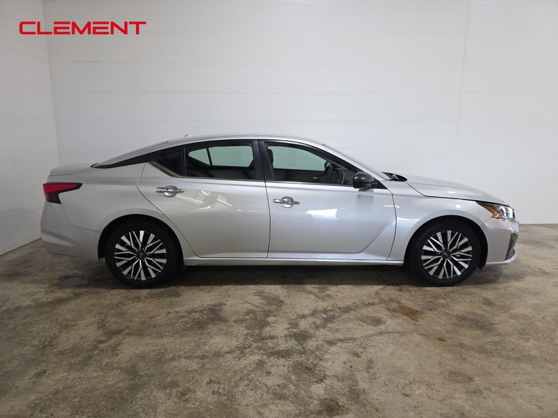 Nissan Altima Vehicle Full-screen Gallery Image 4