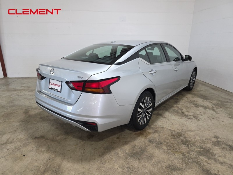 Nissan Altima Vehicle Full-screen Gallery Image 5