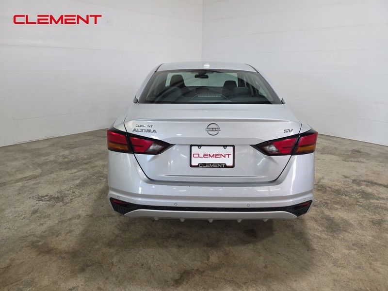 Nissan Altima Vehicle Full-screen Gallery Image 6