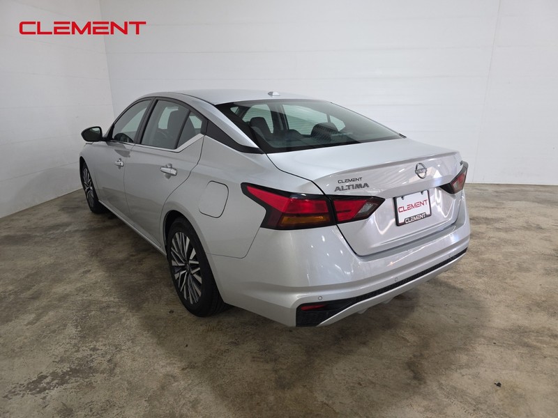 Nissan Altima Vehicle Full-screen Gallery Image 7