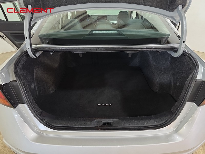 Nissan Altima Vehicle Full-screen Gallery Image 8