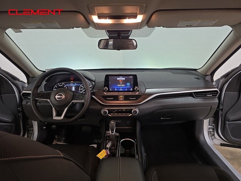 Nissan Altima Vehicle Full-screen Gallery Image 9