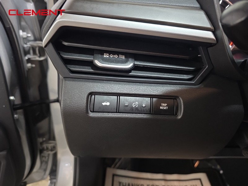 Nissan Altima Vehicle Full-screen Gallery Image 10