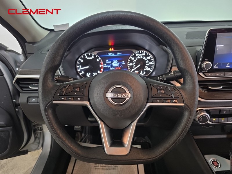 Nissan Altima Vehicle Full-screen Gallery Image 11