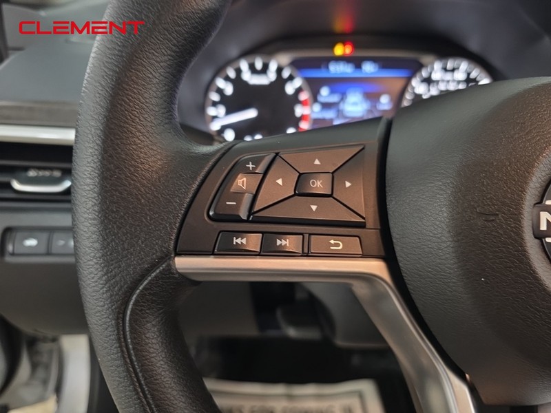 Nissan Altima Vehicle Full-screen Gallery Image 12