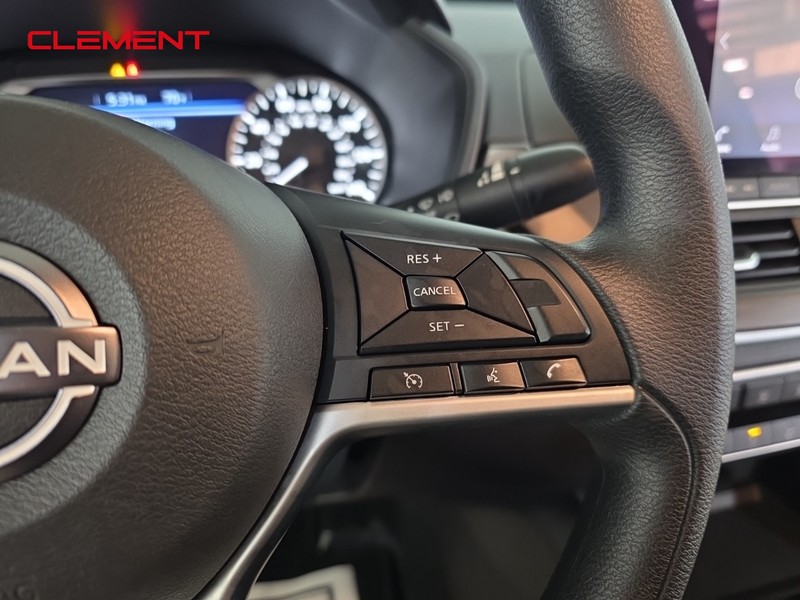 Nissan Altima Vehicle Full-screen Gallery Image 13