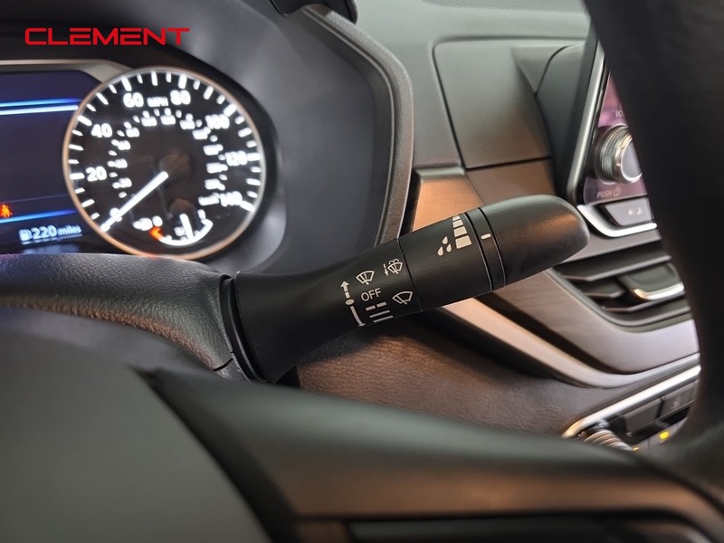 Nissan Altima Vehicle Full-screen Gallery Image 14