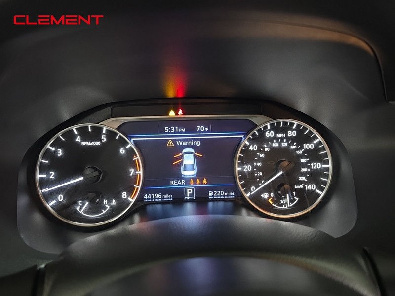 Nissan Altima Vehicle Full-screen Gallery Image 15