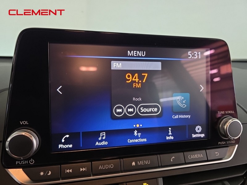 Nissan Altima Vehicle Full-screen Gallery Image 16