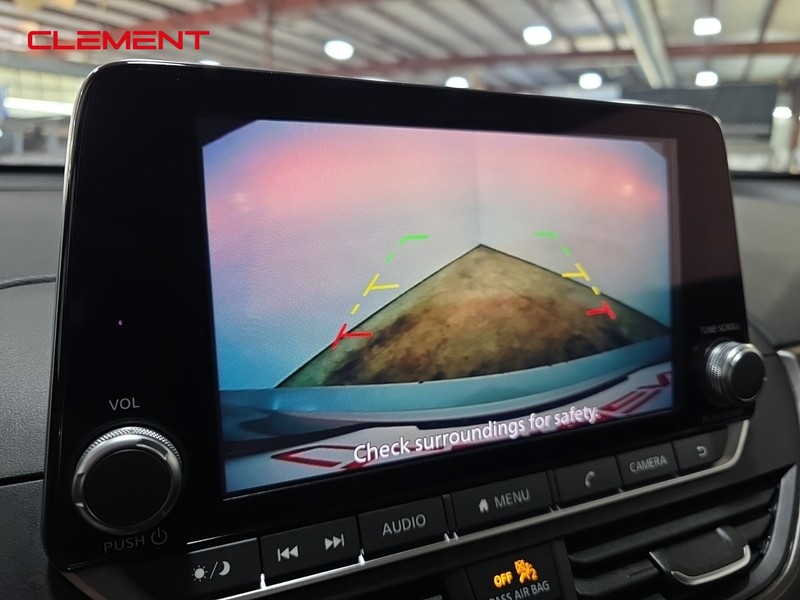 Nissan Altima Vehicle Full-screen Gallery Image 17