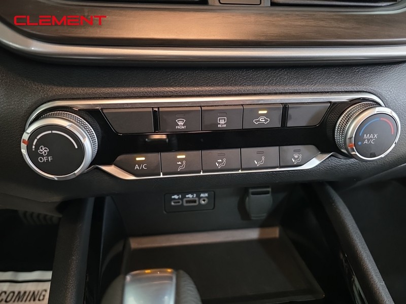 Nissan Altima Vehicle Full-screen Gallery Image 18