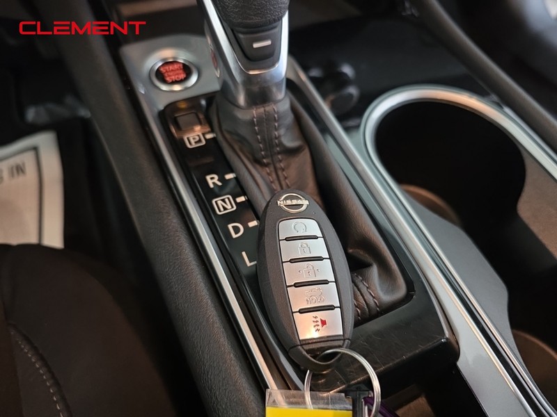 Nissan Altima Vehicle Full-screen Gallery Image 19