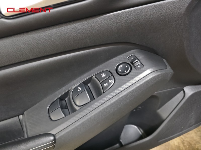 Nissan Altima Vehicle Full-screen Gallery Image 20